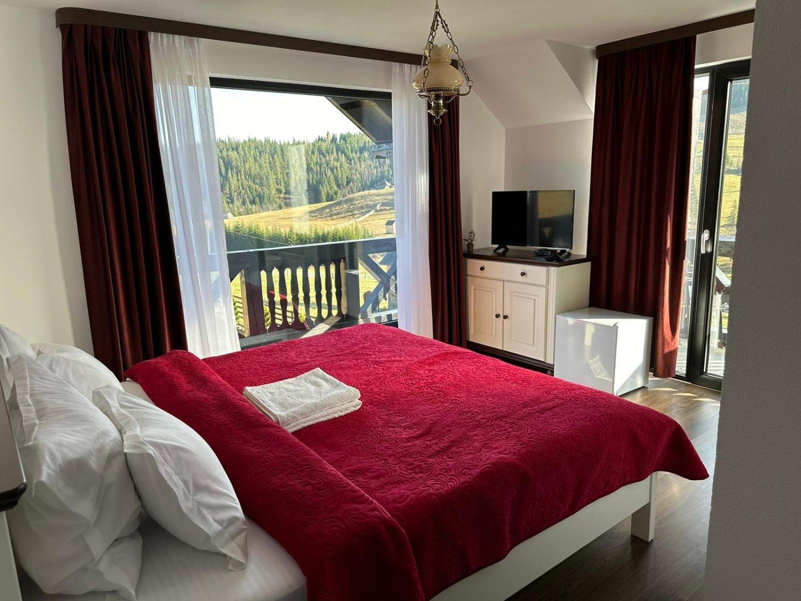 Hotel Conacul Muntii Bucovinei à Câmpulung Moldovenesc Extérieur photo