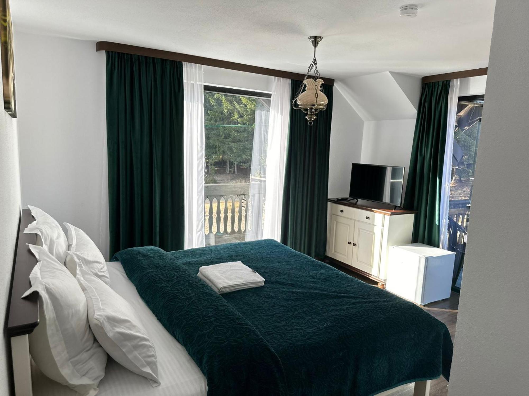 Hotel Conacul Muntii Bucovinei à Câmpulung Moldovenesc Extérieur photo