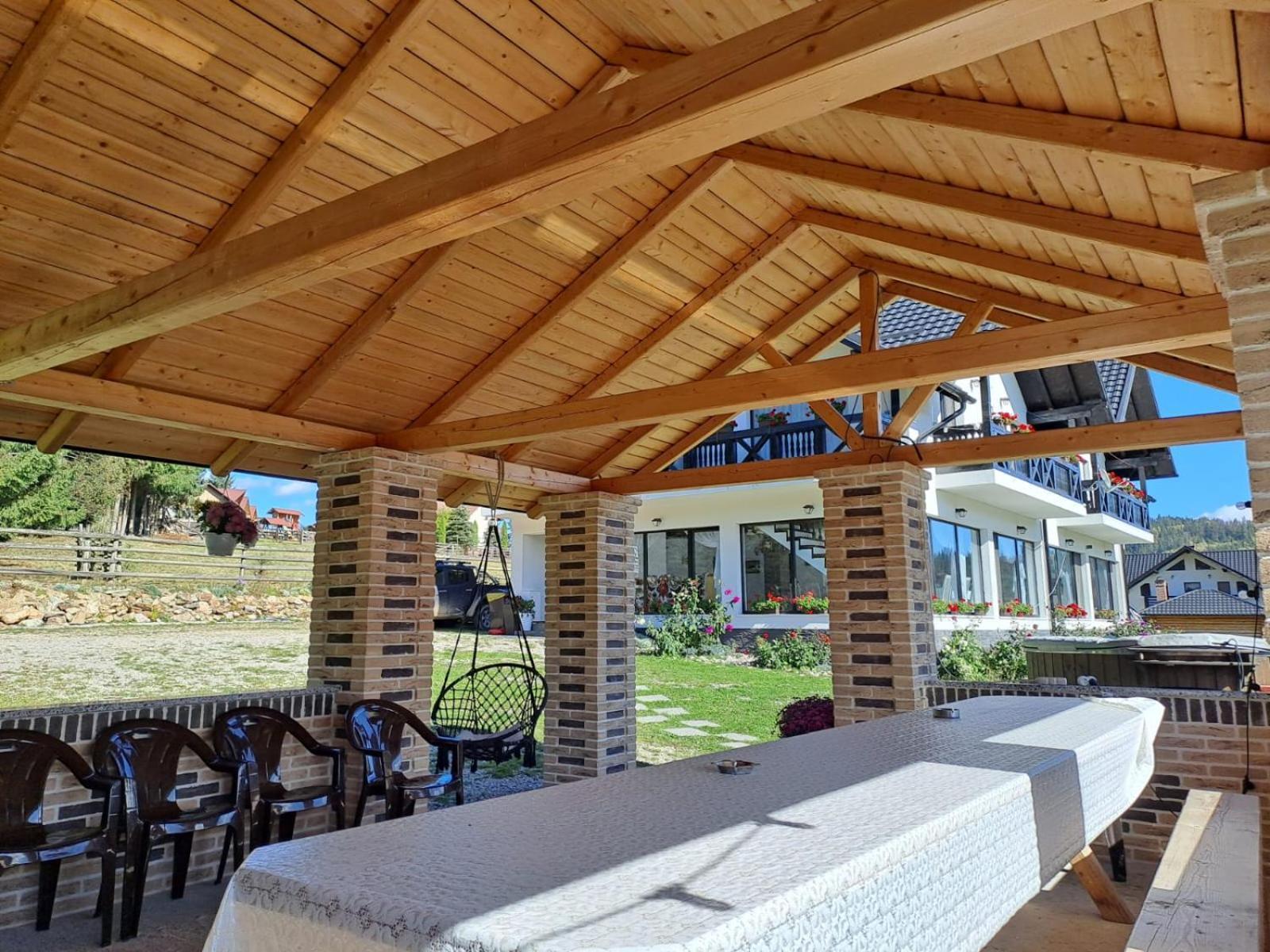 Hotel Conacul Muntii Bucovinei à Câmpulung Moldovenesc Extérieur photo